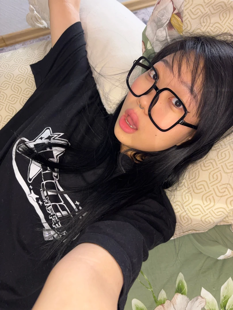 Hiii fyp asian babyface babygirl glasses sexy 