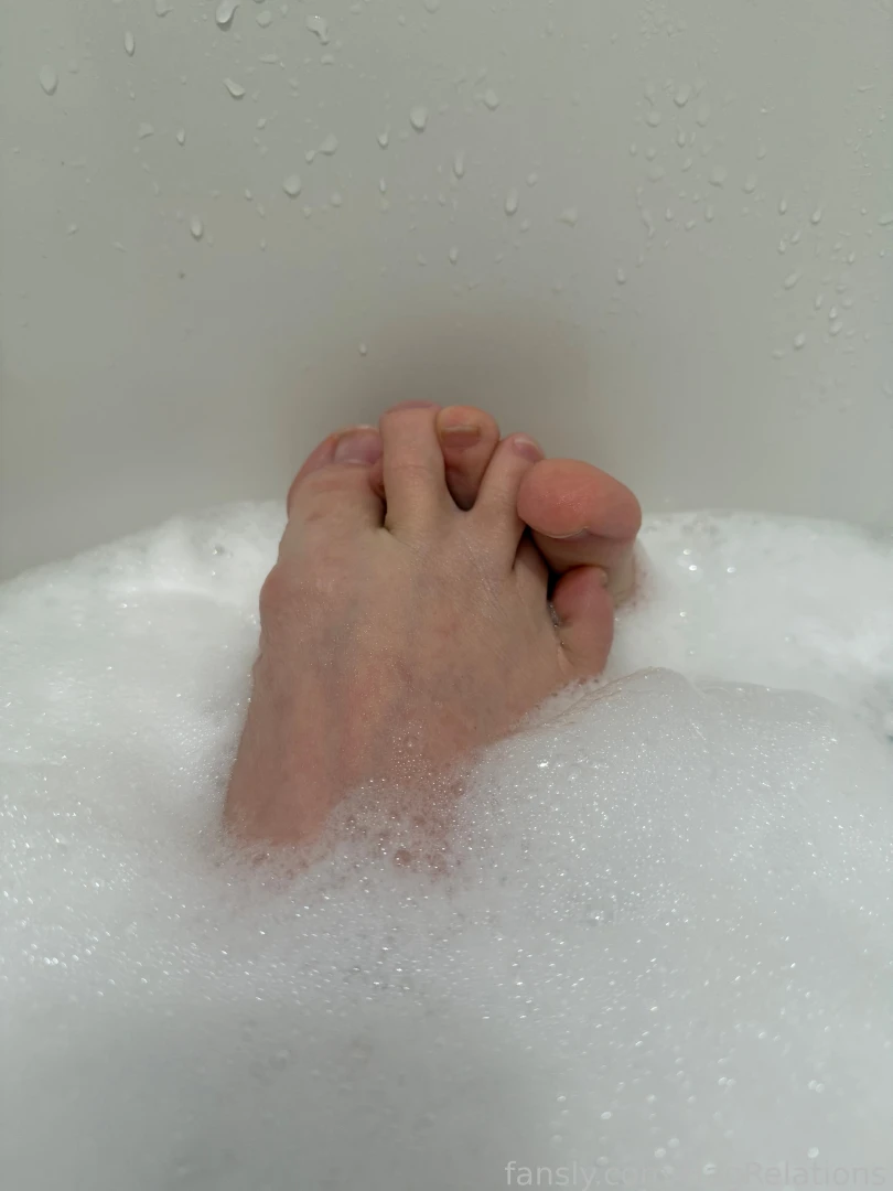 Feet for the feet gods interlocking your own toes is really hard idk part 1 