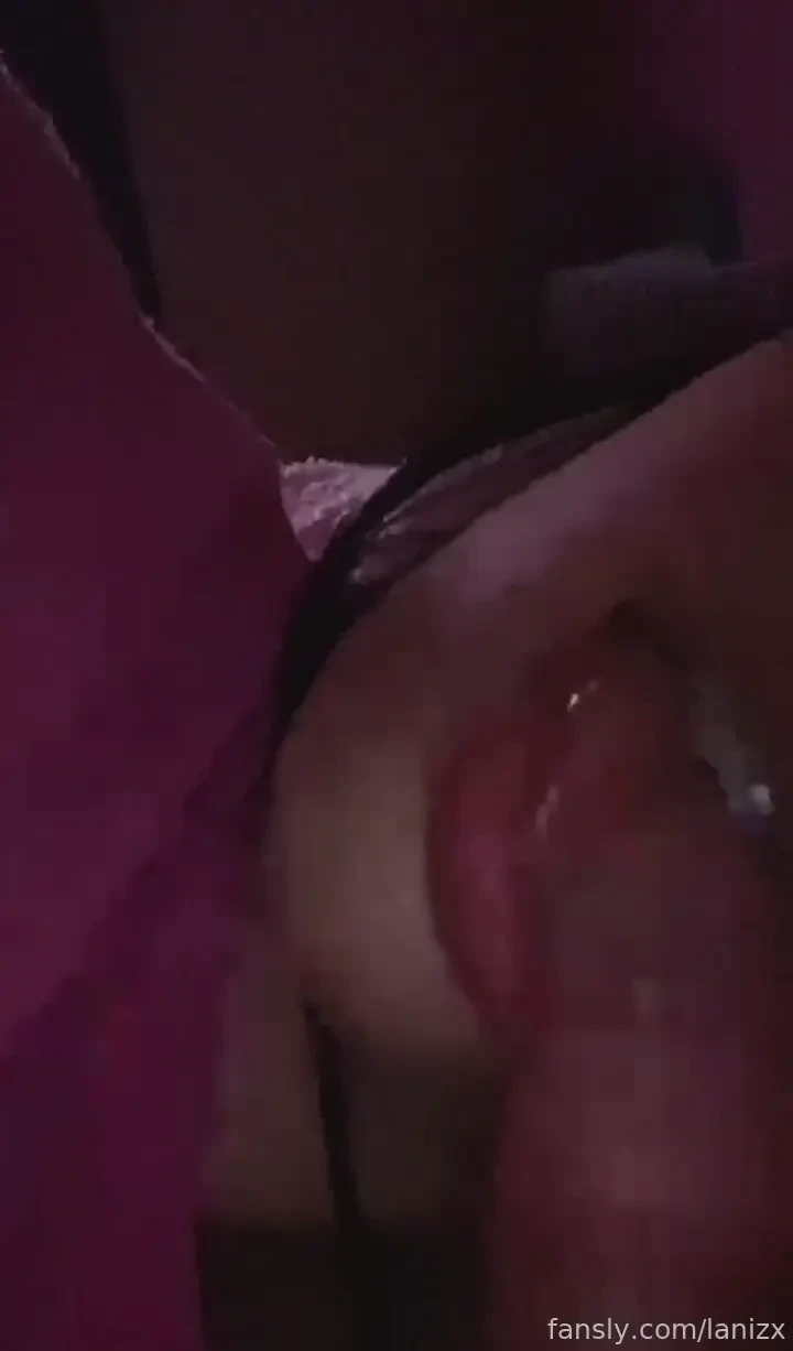 As le doy las buenas noches a mi papi 