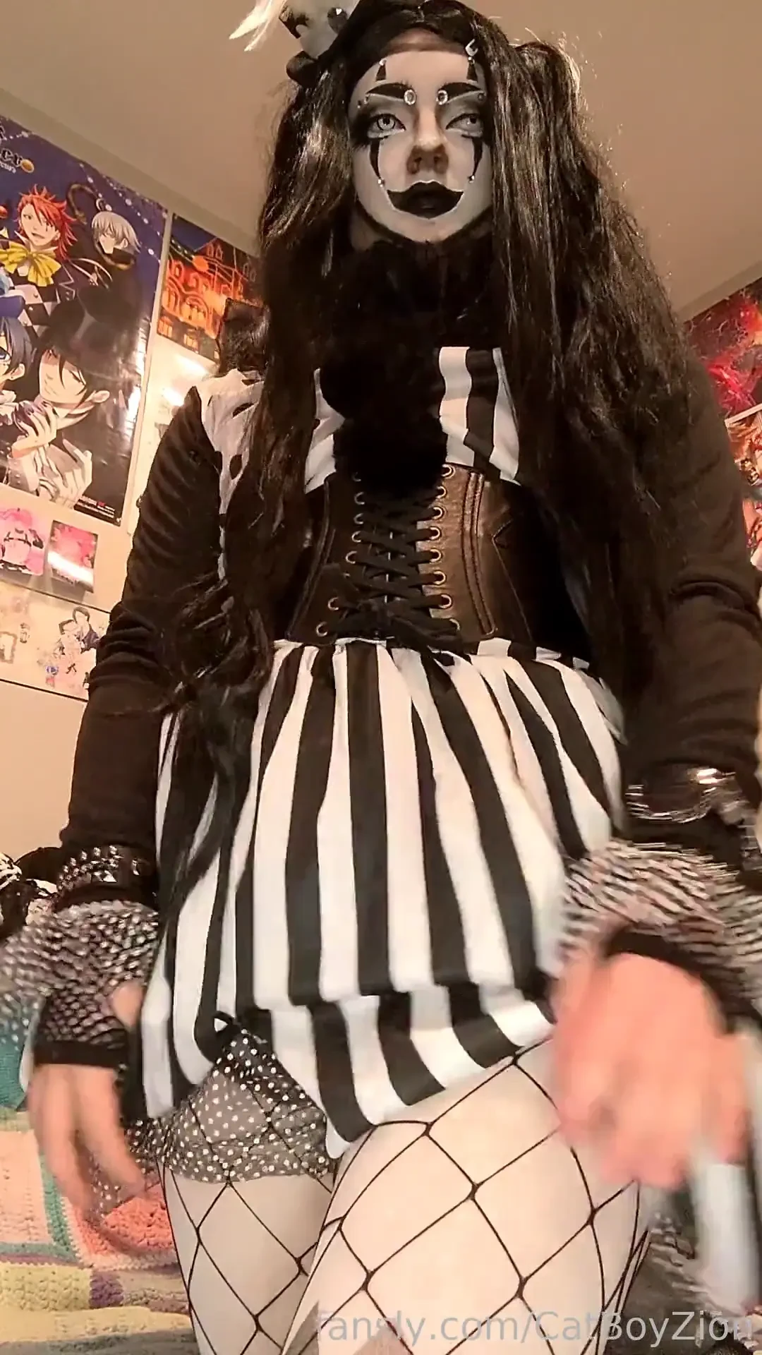 More clown booty jiggles 