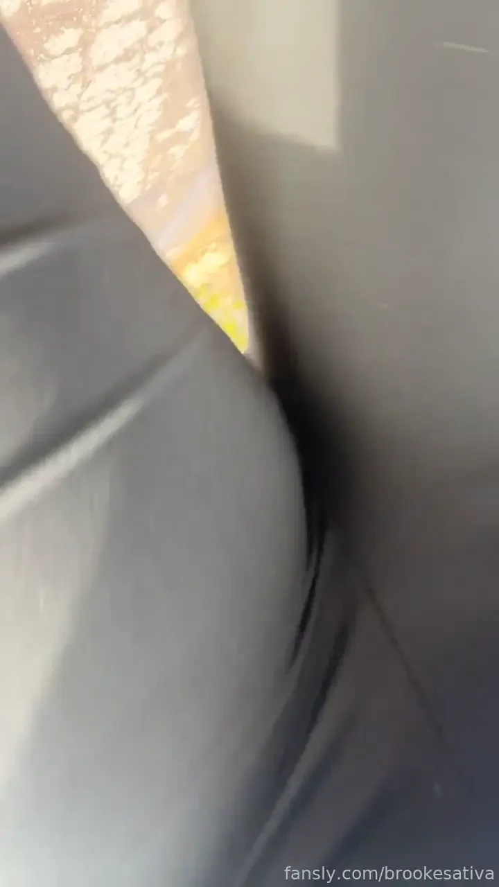 Felt my pussy plug sliding out on my walk what would you do if you saw 