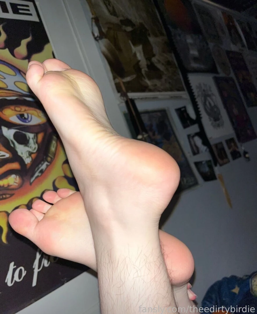 I need someone to suck on my toes feet soles toes footfetish 