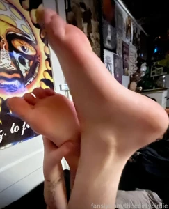 I need someone to suck on my toes feet soles toes footfetish part 1
