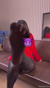 Hoy me vest solo para ti un su ter rojo intenso y unas medias negras