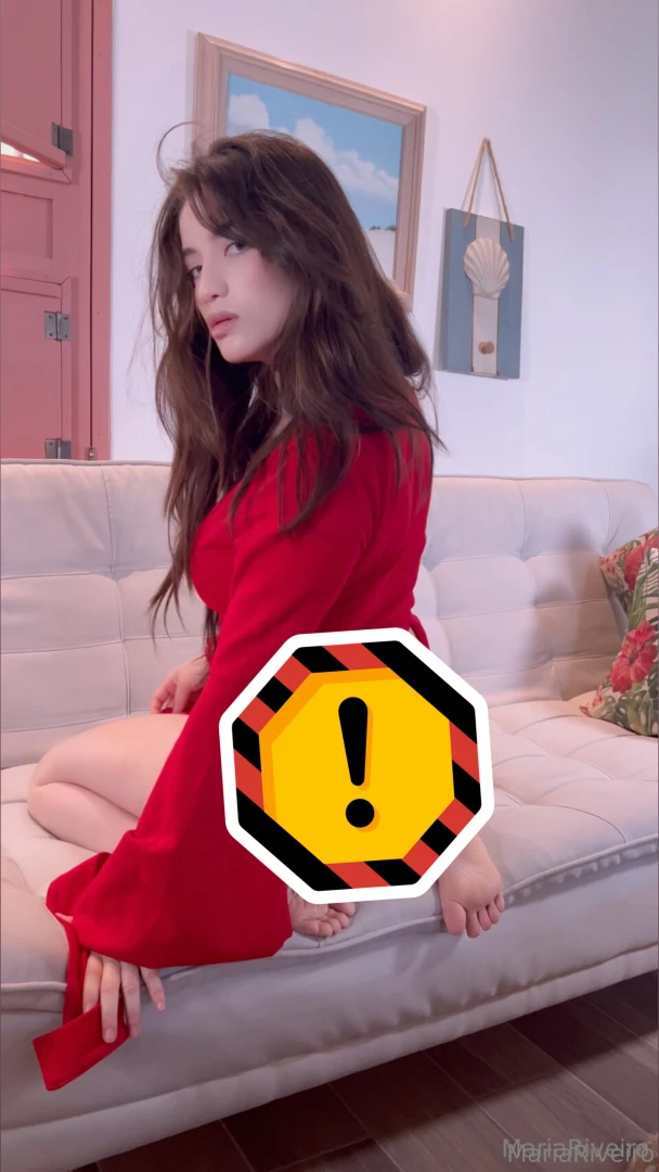 El sof blanco me pareci tan c modo tan provocador que me dej llevar ya 