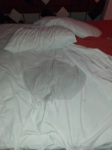 Dej la cama mojada de tantos squirts que tuve