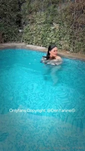 Holis ando nadando encuerada 3