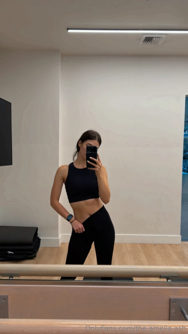 What color panties am i wearing under my leggings 