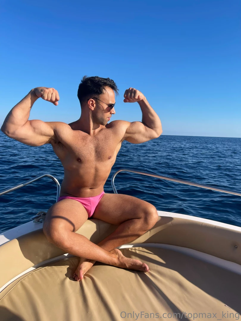 Flexin with the waves behind me and the sun kissing every inch of skin 