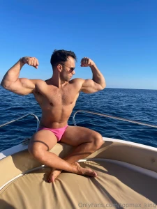 Flexin with the waves behind me and the sun kissing every inch of skin
