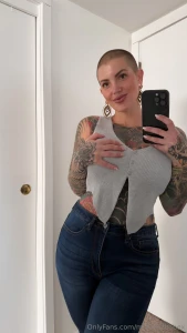 Head over to my vip page i am sexting live right now midwestbabexx