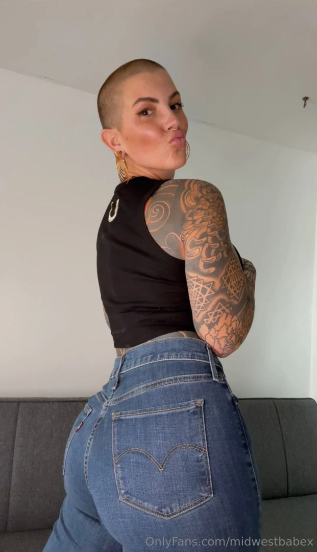 Kisses for you here pussy for you on my vip page midwestbabexx 
