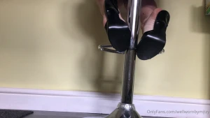 A blonde walks in to a bar who doesn t like a spin with 6 inches black