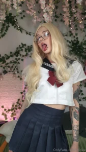 Heyyy i was gonna post a pic with my favorite little rat but i got too part 1