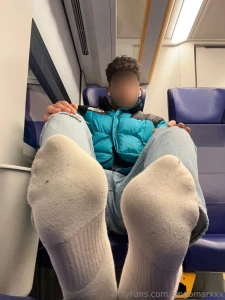 Pov sei seduto davanti a me sul treno
