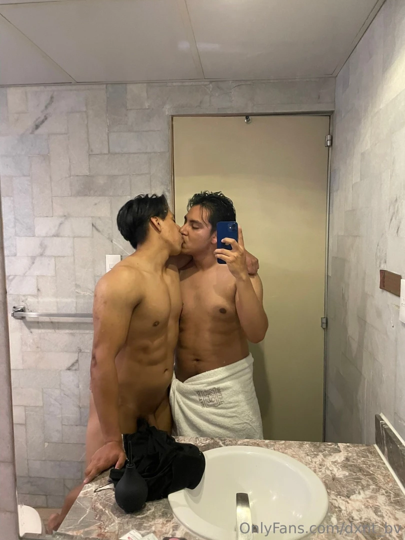 Que ricos besos con adonixboy 