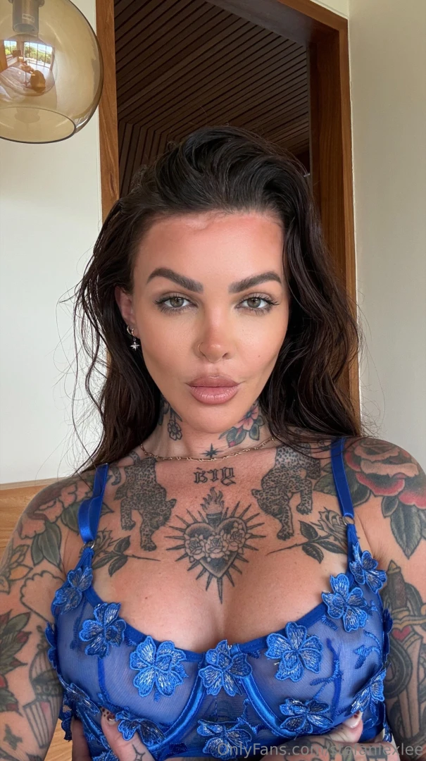 Can i be your brunette bombshell 