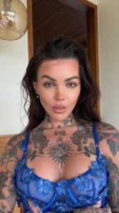 Can i be your brunette bombshell