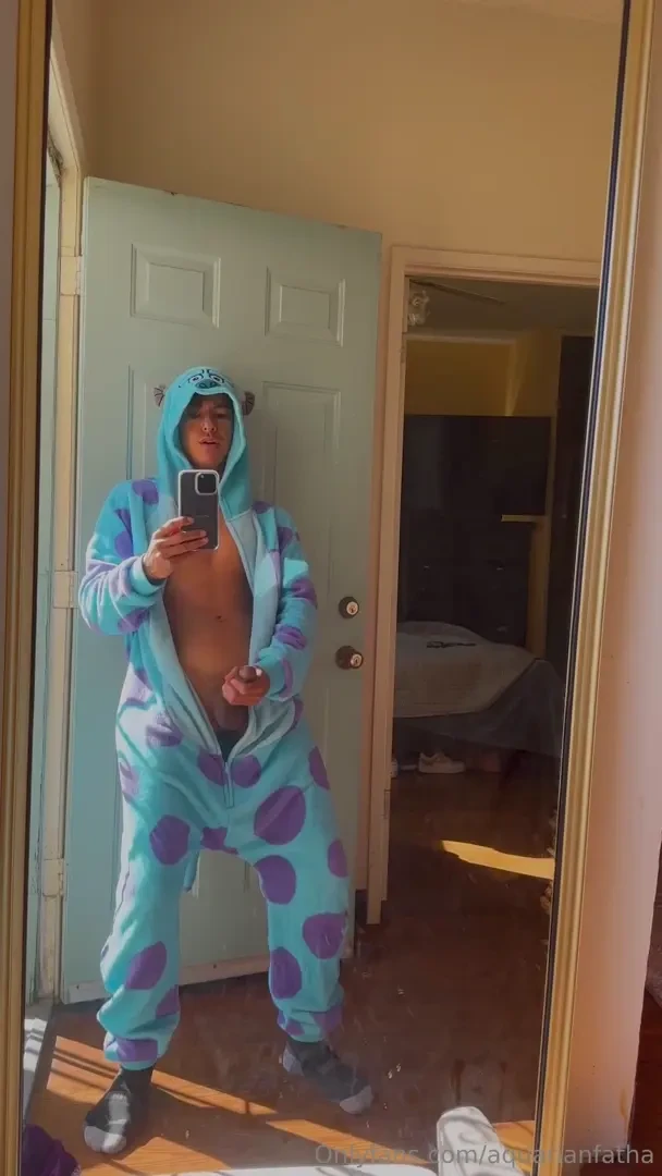Cum get your treat daddy sulley giving a show of each treat you can 