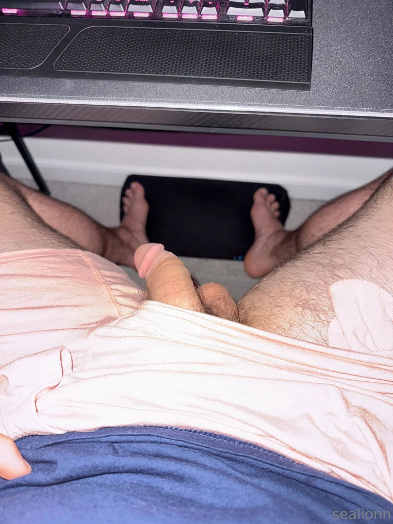 Gimme some under the desk head 