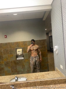 Them ab workouts been paying off