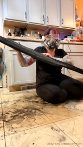 Anyone find a dirty hard working woman sexy freshly cleaned titties in part 1