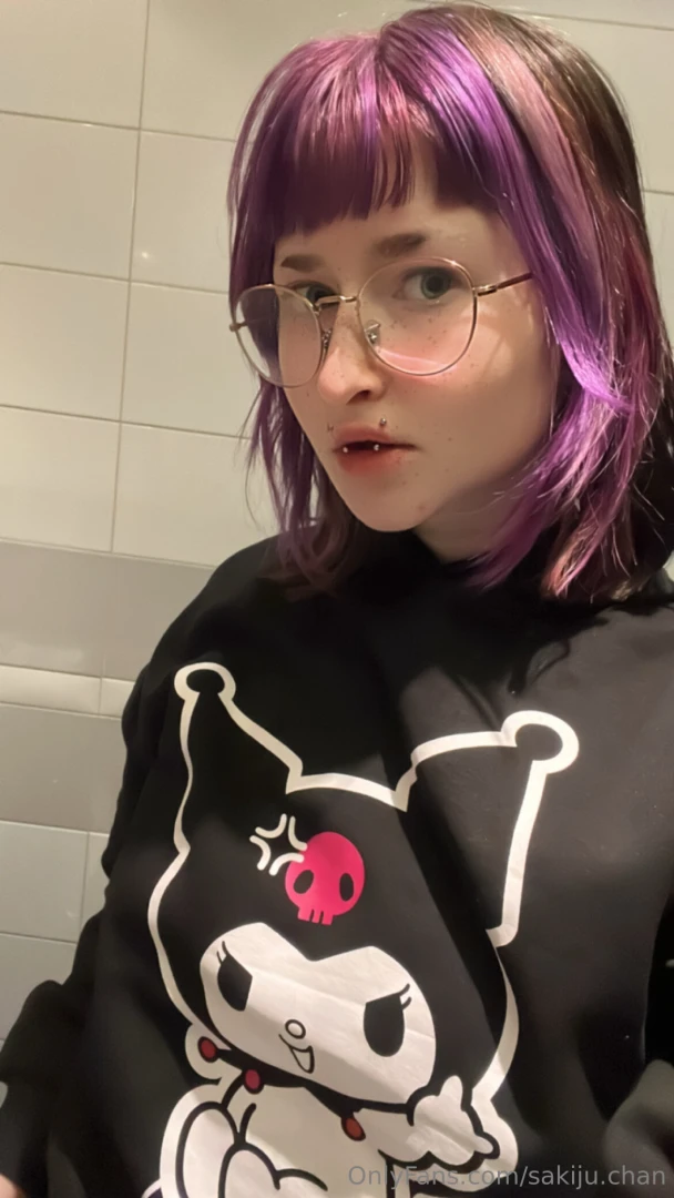 Can t wait to suck a dick with those 