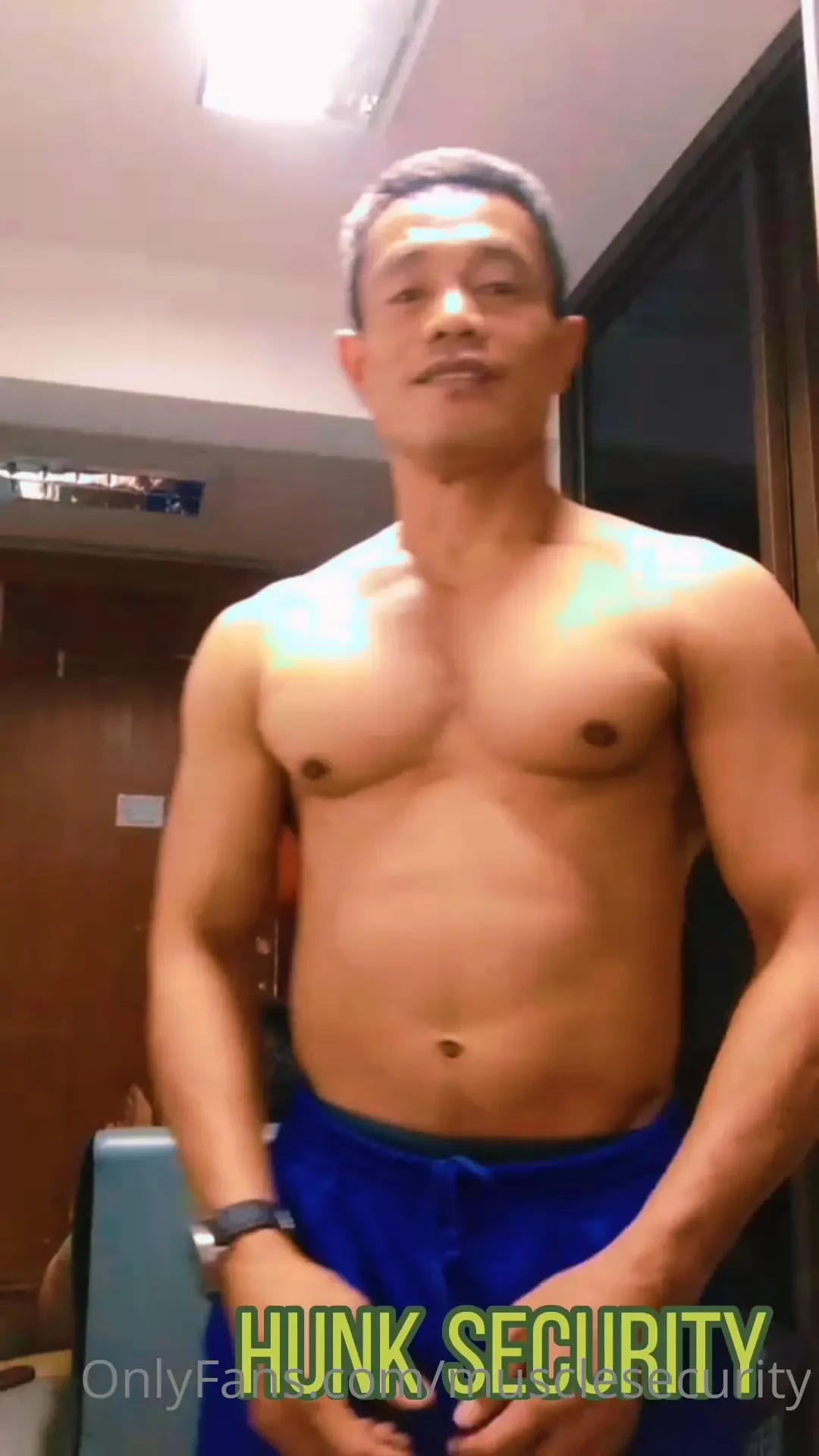 Fit in gym with sexy chest bounce 