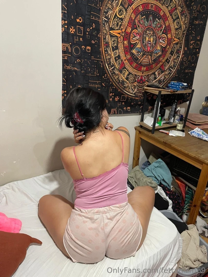 How are y all m waiting for you with my pink outfit 