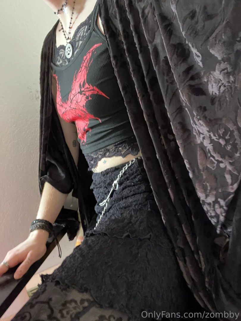 Okay i rlly like the pant skirt combo 