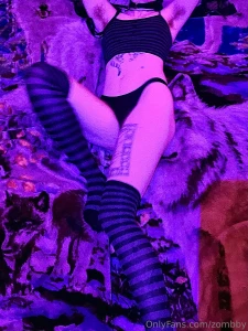2 thigh pics 1 peek at the goods
