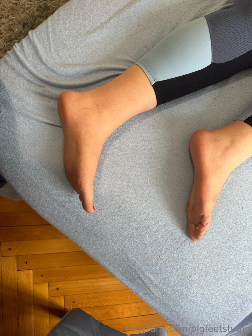 Red velvet s sexy giant feet 