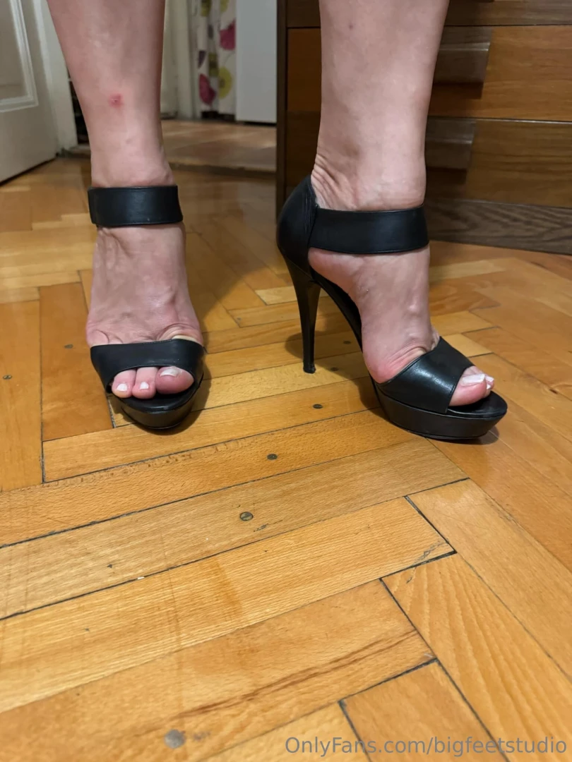 Lilibeth s sexy mature feet in high heels eu size 41 part 11 