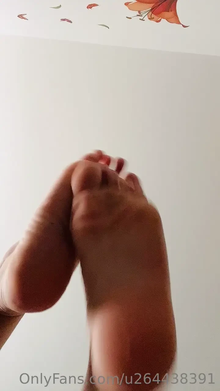 Hey want me to step on you cum here my soles on your face 