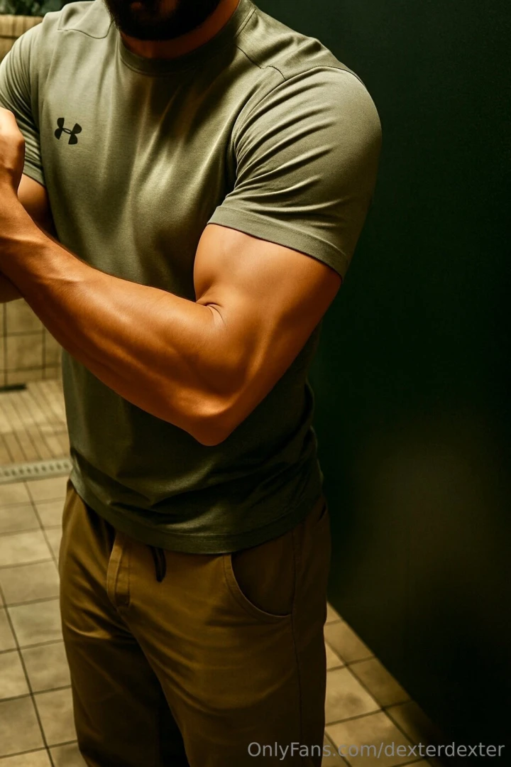 Post workout pump and loving it getting back into shape 