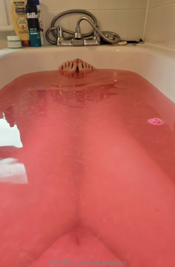 Still really need some stuff on my throne please please consider 