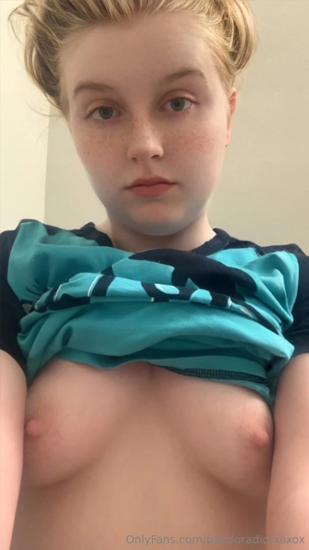 Daddy said show ur tits so i did 