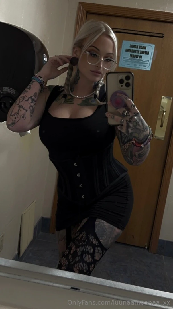 I know you wanna see me take it off luunaamoonaa 