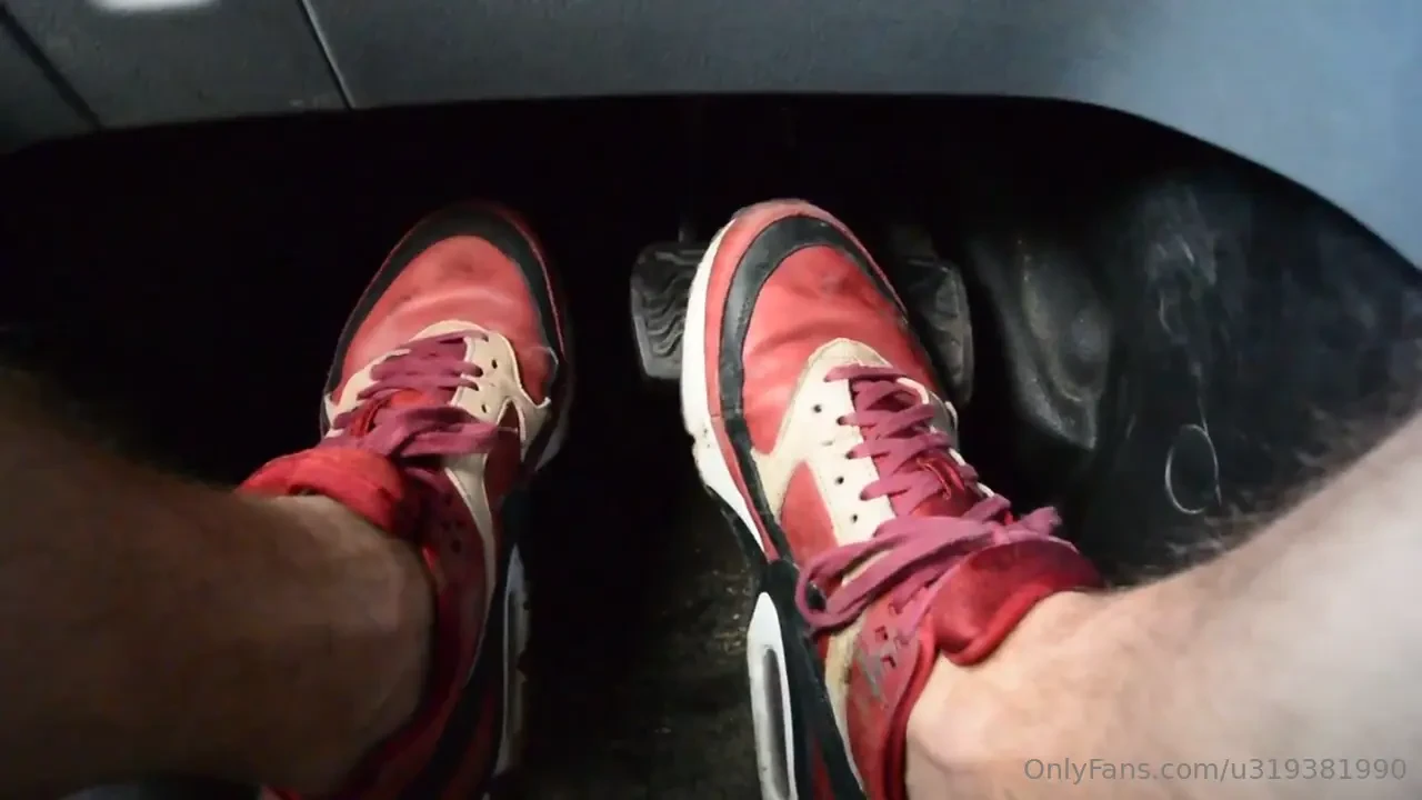 Feet job driving the ford transit tipper truck with my nike airmax 