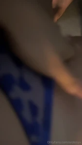 Estaba viendo porno y masturbandome y mi amiga me atrap pero le gust e