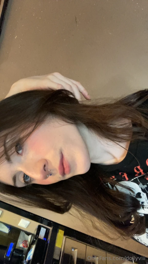 Hiiii my name s vi im a trans girl from ireland currently living in 