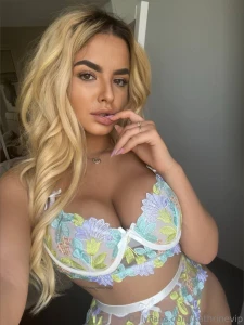 Curves for days wanna explore