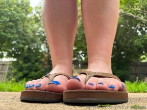 You are a tiny and stumbled upon your giantess amanda wiggling her