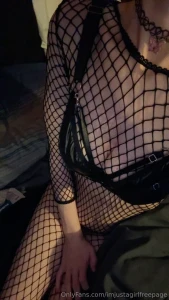 Ximjustagirlxox has the uncensored full version with no bralette part 1