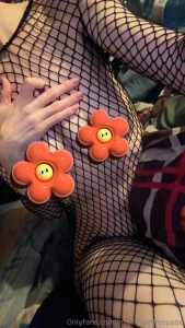 Ximjustagirlxox has the uncensored full version with no bralette