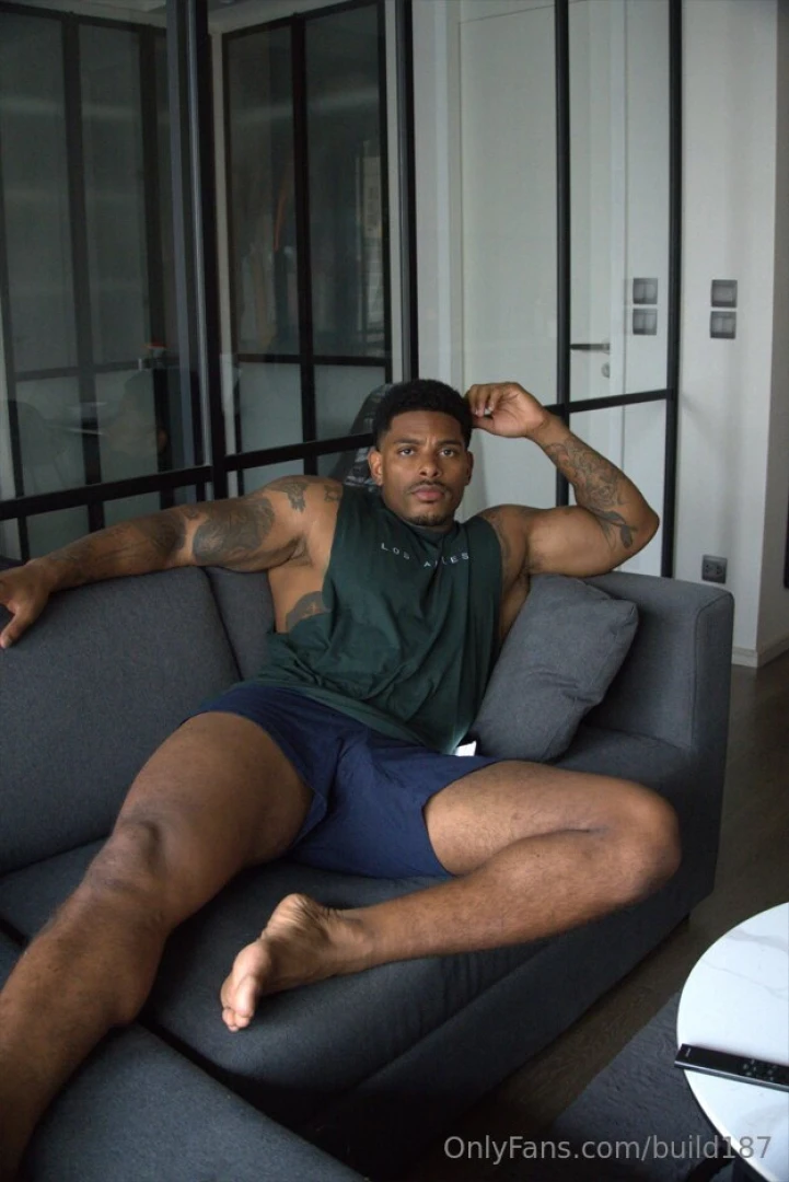 Ass dick or muscles make your vote tip me and tell me in dm when it s 