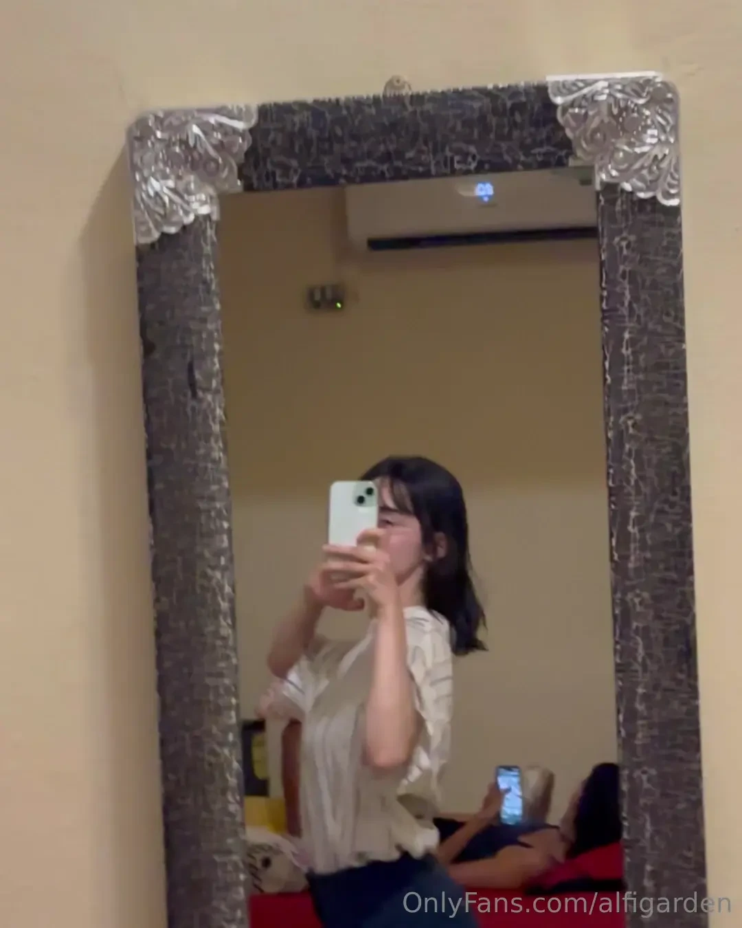 This girly happy because she has long hair jajajaja it can be so 