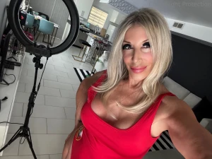 Babe watch lol dm me so i can take off my swmsuit xoxo