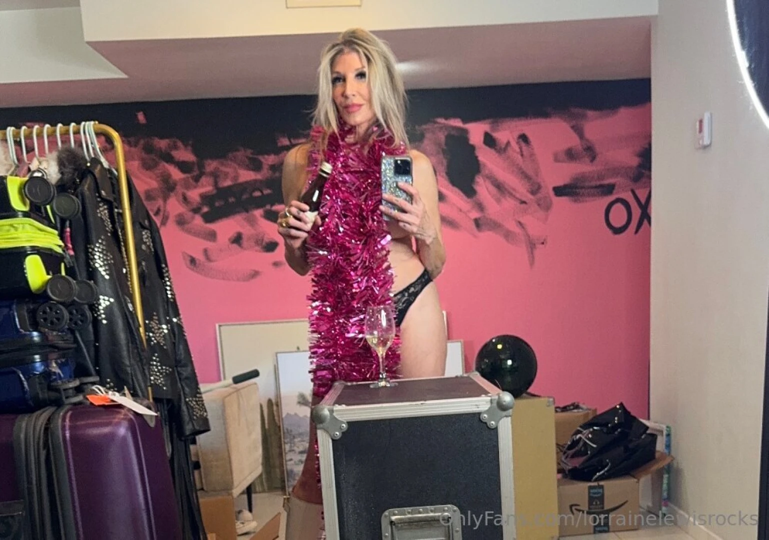 Just me waiting for santa so i had a little sexy photo sesh message me 