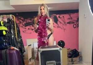 Just me waiting for santa so i had a little sexy photo sesh message me